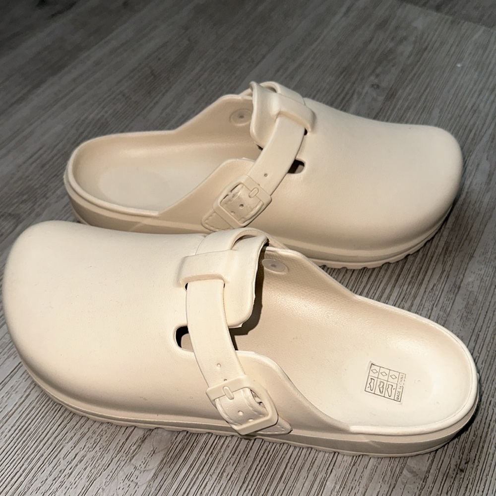 Women’s Clogs - Picture 2 of 3